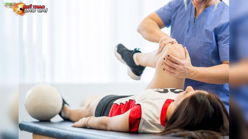 Cách xử lý bong gân trong bóng đá hiệu quả