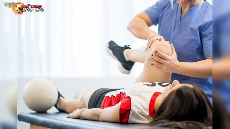 Cách xử lý bong gân trong bóng đá hiệu quả