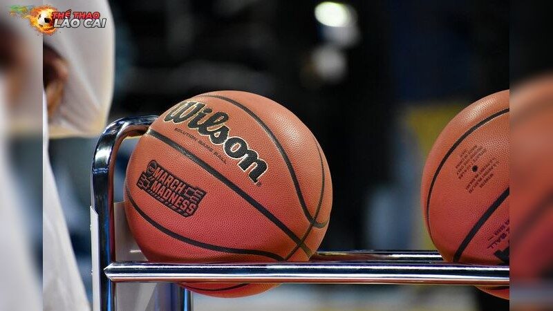 Điều trị căng cơ bắp tay khi chơi bóng rổ như thế nào?