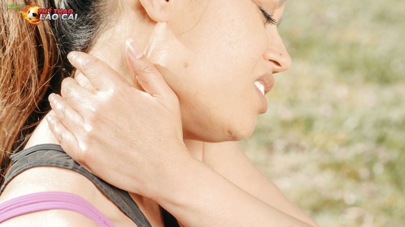 Sơ cứu chấn thương lật cổ chân hiệu quả